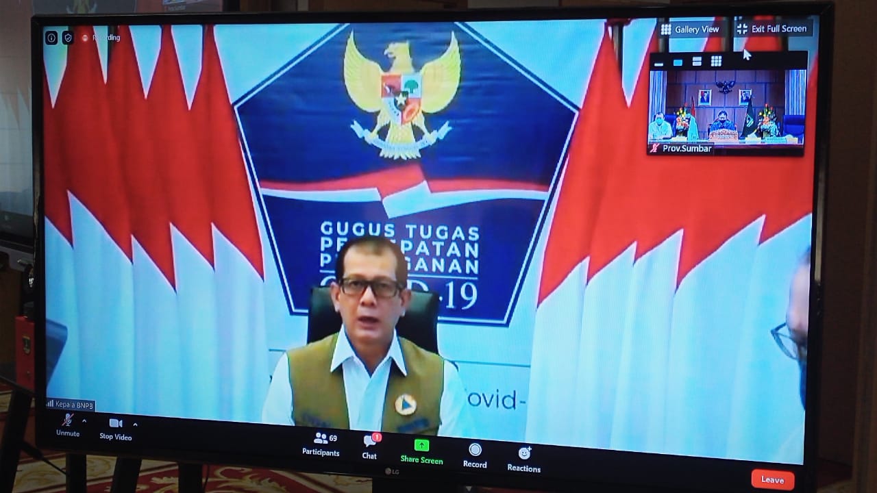 Letjen TNI Doni Monardo dalam video conference dengan para gubernur se Sumatera, termasuk gubernur Sumbar dan unsur pimpinan daerah, Sabtu (2/5/2020).